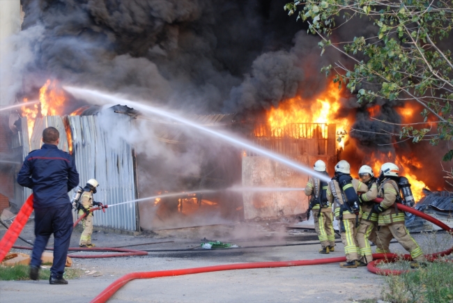 Kartal'da iş yeri yangını