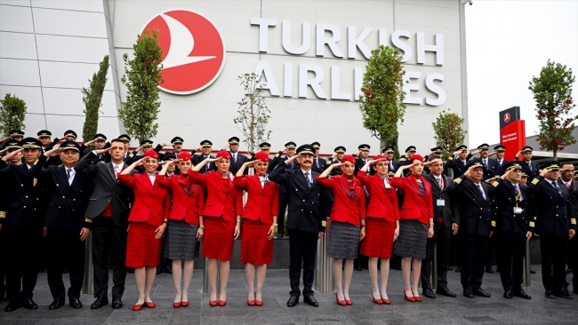THY'nin pilot ve kabin memurlarından Mehmetçiğe asker selamı