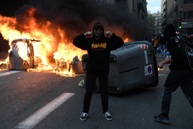 İspanya'da protestocular Barcelona sokaklarını savaş alanına çevirdi