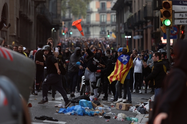 İspanya'da protestocular Barcelona sokaklarını savaş alanına çevirdi