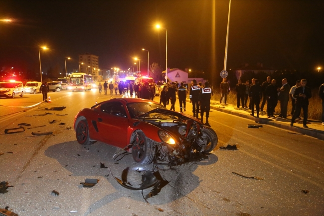 Sivas'ta halk otobüsü ile otomobil çarpıştı: 1 ölü, 1 yaralı