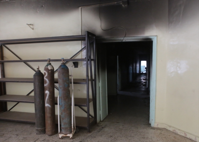 PKK/YPG, tahrip ettiği hastane önüne teröristbaşı posteri asmış