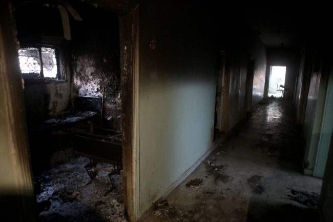 PKK/YPG, tahrip ettiği hastane önüne teröristbaşı posteri asmış