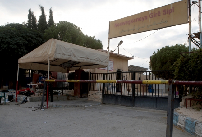 PKK/YPG, tahrip ettiği hastane önüne teröristbaşı posteri asmış