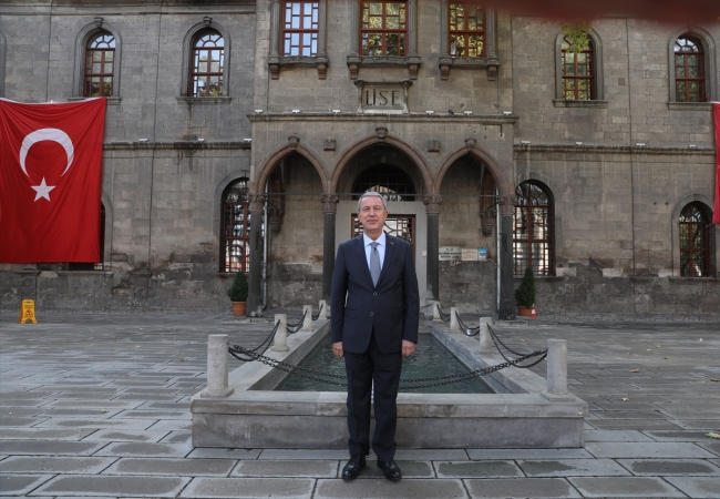 Milli Savunma Bakanı Hulusi Akar, 50 sene önce okuduğu ''Taş Mektep'' olarak adlandırılan Kayseri Lisesi'ni ziyaret etti. Fotoğraf: AA