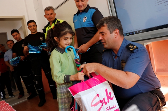 Kırık şemsiyesi ile polis motosikletini yağmurdan korudu