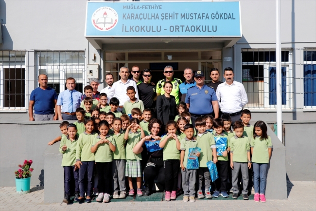 Kırık şemsiyesi ile polis motosikletini yağmurdan korudu