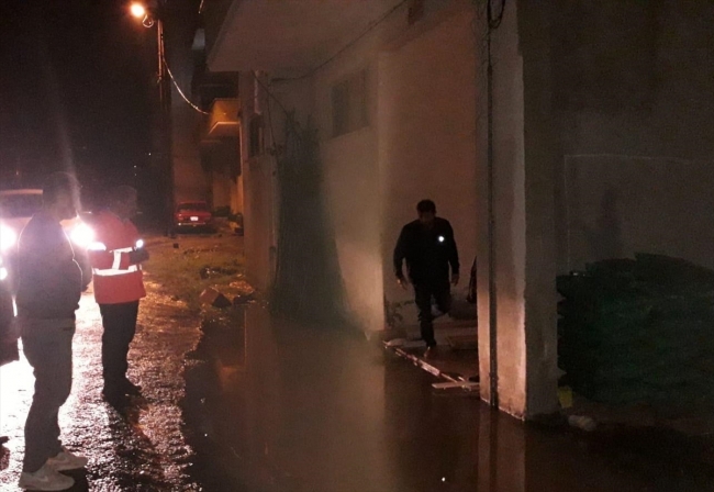 Trabzon'da şiddetli sağanak: İş makinesi suya kapıldı, tek katlı ev yıkıldı