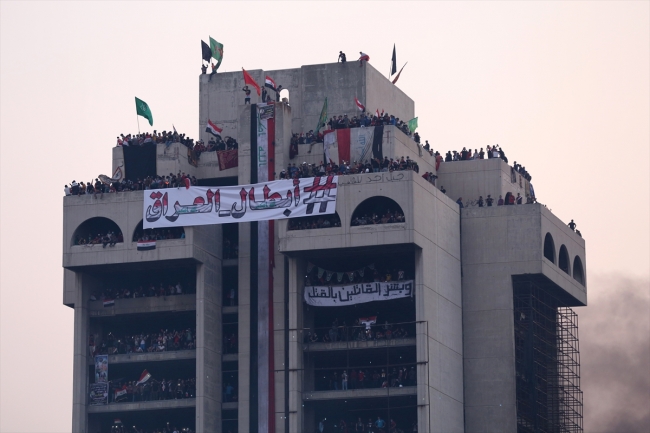 Irak'ta yeniden alevlenen gösteriler birinci haftasını doldurdu