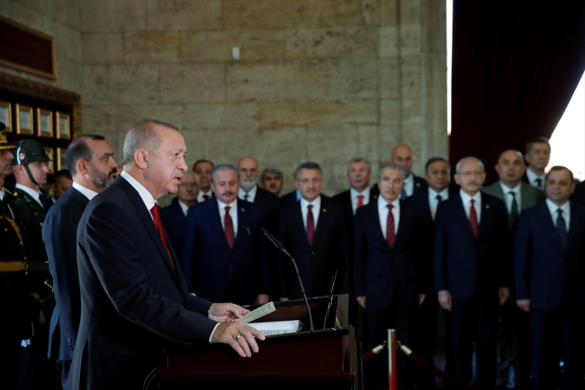 Cumhurbaşkanı Erdoğan Anıtkabir özel defterini imzaladı