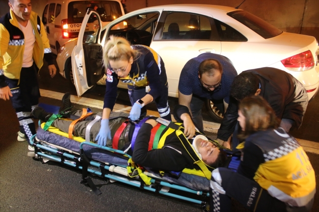 Sağlık ekipleri, yaralanan sürücüyü araçtan sedyeye alarak ambulansa bindirdi. Fotoğraf: AA