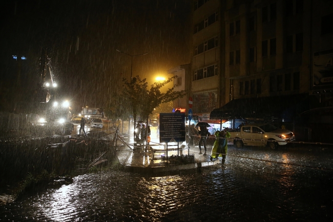 Trabzon'da şiddetli yağış: Yollar göle döndü, dükkanları su bastı