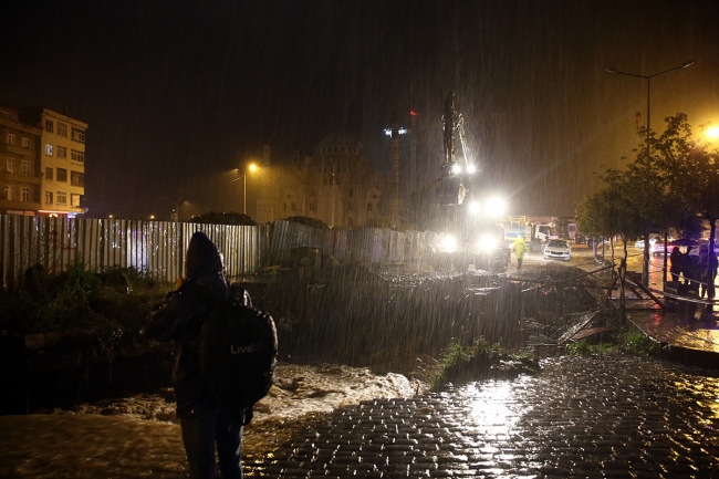 Trabzon'da şiddetli yağış: Yollar göle döndü, dükkanları su bastı