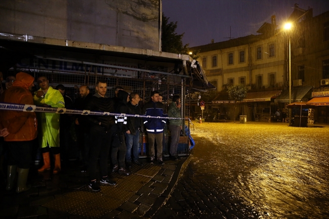 Trabzon'da şiddetli yağış: Yollar göle döndü, dükkanları su bastı