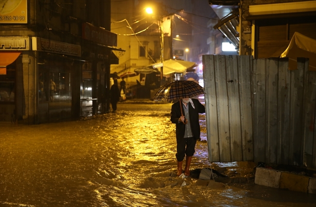 Trabzon'da şiddetli yağış: Yollar göle döndü, dükkanları su bastı