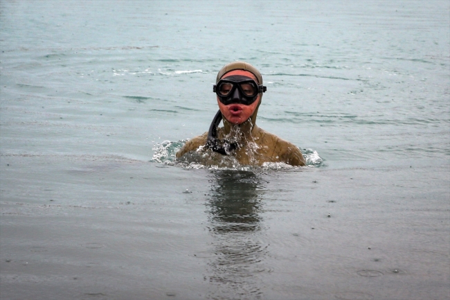 Şahika Ercümen soğuğa aldırmadan Van Gölü'ne daldı