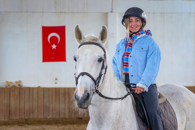 Şahika Ercümen soğuğa aldırmadan Van Gölü'ne daldı