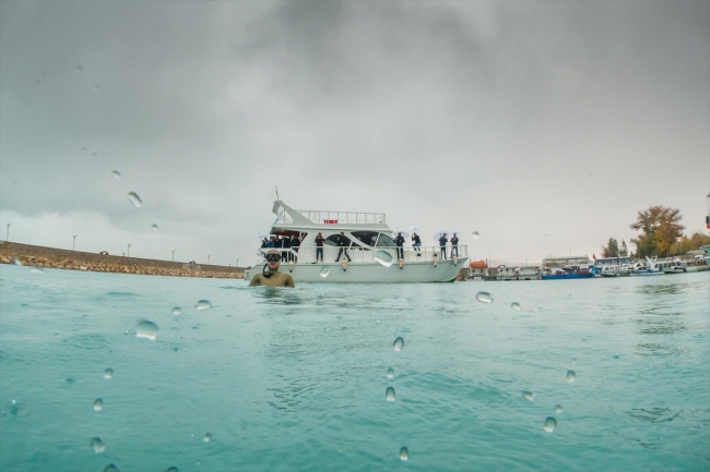 Şahika Ercümen soğuğa aldırmadan Van Gölü'ne daldı