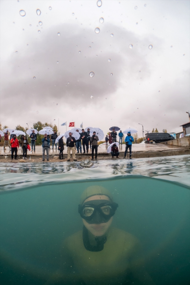 Şahika Ercümen soğuğa aldırmadan Van Gölü'ne daldı