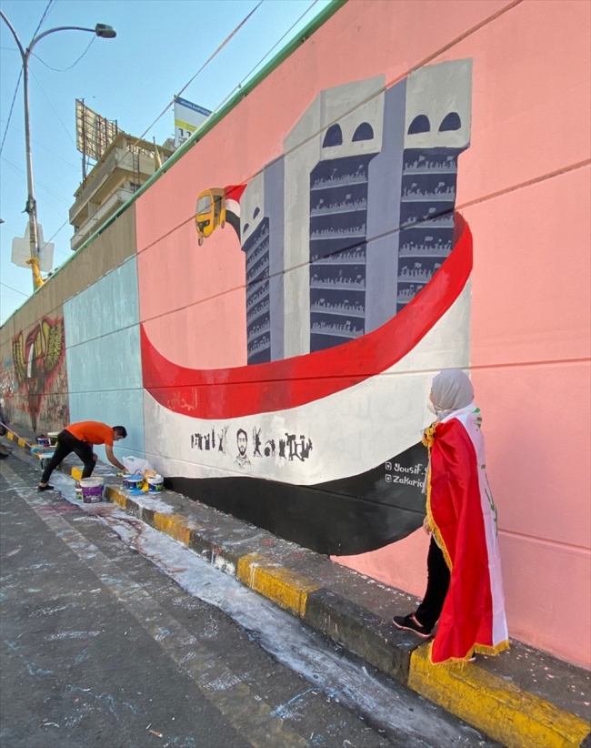 Bağdat'ta göstericiler tepkilerini duvarlara çizdikleri resimlerle ifade ediyor