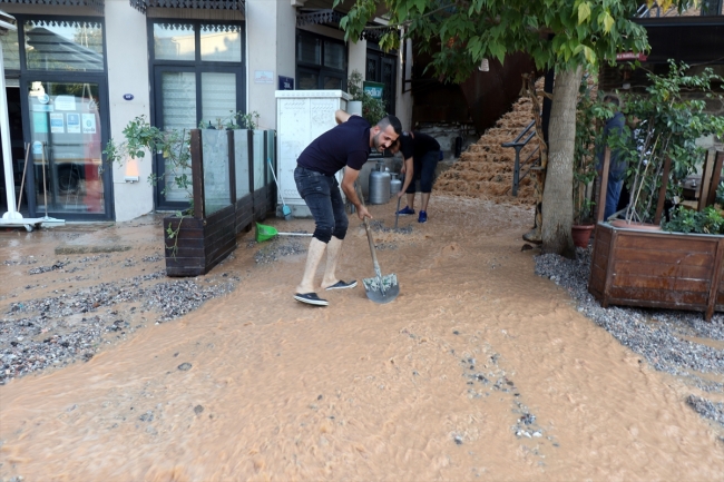 İzmir'de altyapı çalışmaları sırasında su borusu patladı