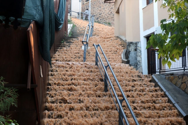İzmir'de altyapı çalışmaları sırasında su borusu patladı