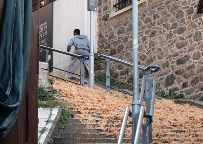 İzmir'de altyapı çalışmaları sırasında su borusu patladı