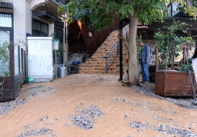 İzmir'de altyapı çalışmaları sırasında su borusu patladı