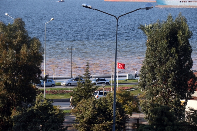 İzmir'de altyapı çalışmaları sırasında su borusu patladı