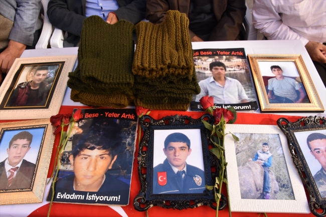 Diyarbakır anneleri ördükleri boyunlukları Mehmetçiğe gönderdi