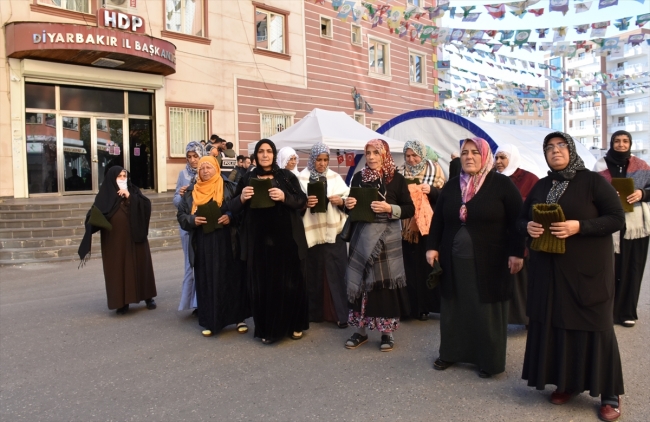 Diyarbakır anneleri ördükleri boyunlukları Mehmetçiğe gönderdi