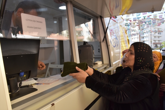 Diyarbakır anneleri ördükleri boyunlukları Mehmetçiğe gönderdi