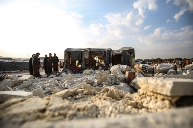 Rus savaş uçakları İdlib'de çadır kampına saldırı düzenledi