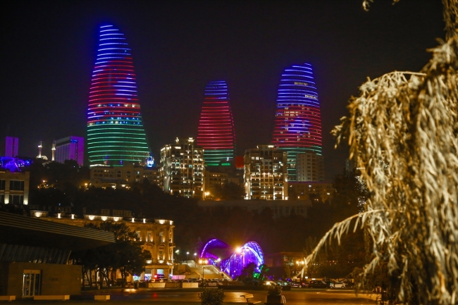 Bakü'nün ünlü yapıları Azerbaycan bayrağının renklerine büründü