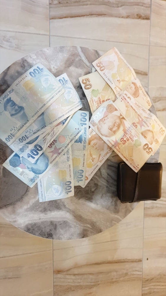 Suriyeli baba ve oğlu, buldukları para dolu cüzdanı polise teslim etti