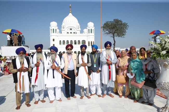 Hindistanlı hacıların Pakistan'a vizesiz girmesini sağlayan Kartarpur Koridoru açıldı