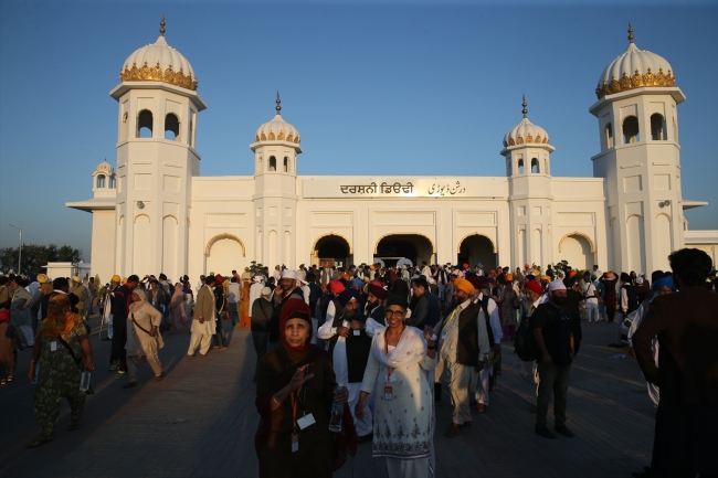 Hindistanlı hacıların Pakistan'a vizesiz girmesini sağlayan Kartarpur Koridoru açıldı