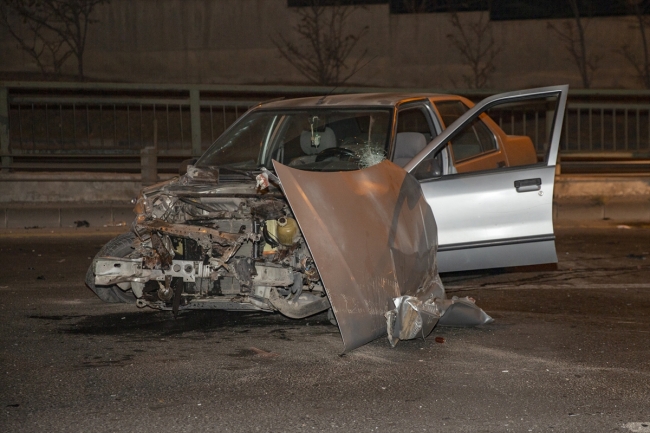 Babasının otomobilini kaçıran genç kaza yaptı