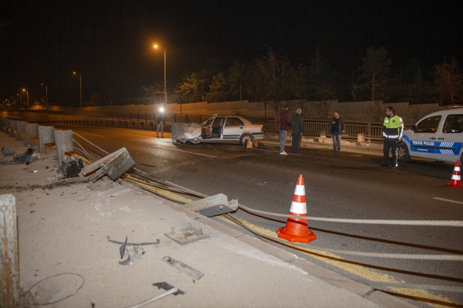 Babasının otomobilini kaçıran genç kaza yaptı