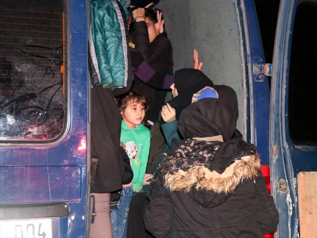 Polisin "dur" ihtarına uymayan minibüsten 30 düzensiz göçmen çıktı