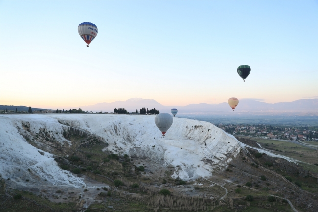Pamukkale'de balonlar 153 bin kişiyi uçurdu