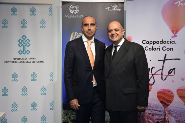 Fuara katılan Türkiye'nin Roma Büyükelçisi Murat Salim Esenli, Türkiye standında BMTA Direktörü Ugo Picarelli ile bir araya geldi. AA