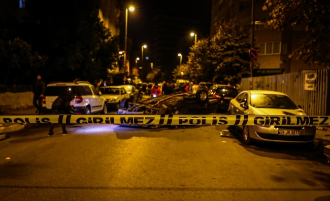 İstanbul'da polisten kaçan otomobil devrildi: 2 yaralı