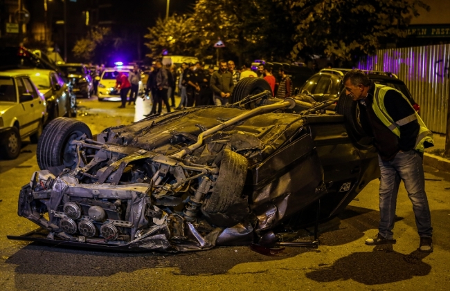 İstanbul'da polisten kaçan otomobil devrildi: 2 yaralı
