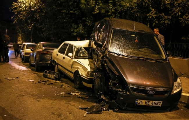 İstanbul'da polisten kaçan otomobil devrildi: 2 yaralı