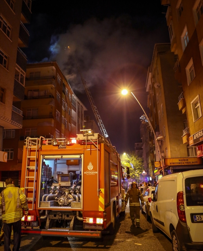 İstanbul'da 5 katlı binanın çatısında yangın