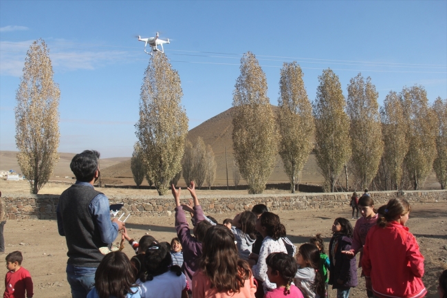 Kars'ta ilk defa drone gören çocukların mutluluğu