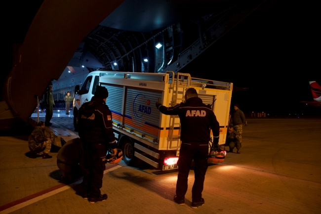 Türkiye'nin yardım uçağı Arnavutluk'ta