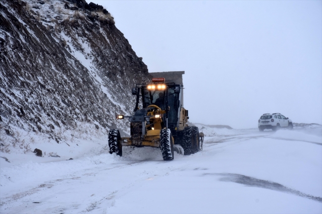 Muş'ta kar ve tipi nedeniyle mahsur kalan 10 kişi kurtarıldı