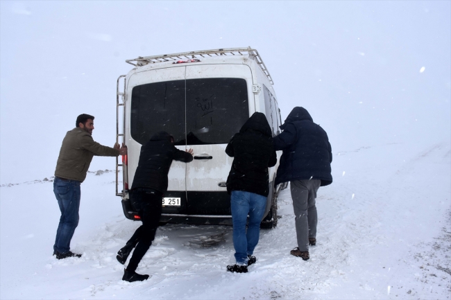 Muş'ta kar ve tipi nedeniyle mahsur kalan 10 kişi kurtarıldı